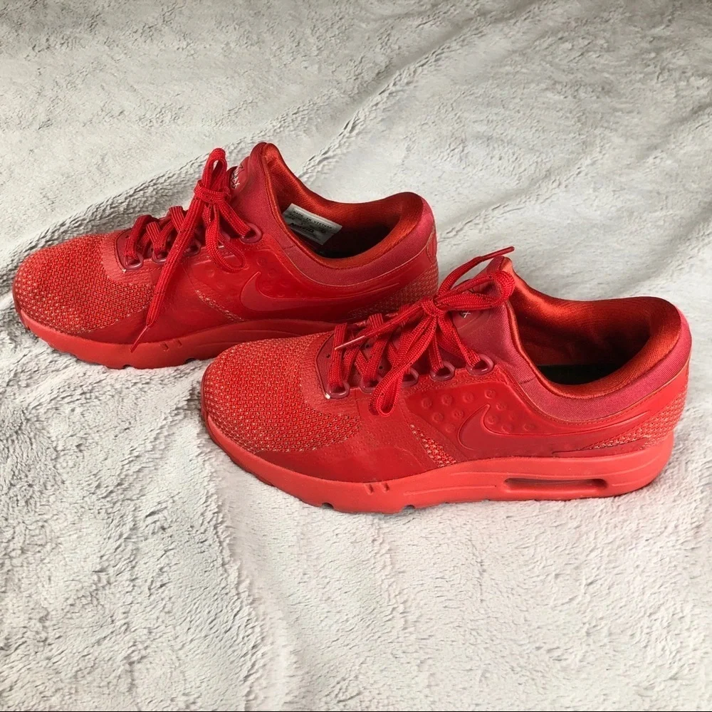 Nike Air Max Men’s: 6.5 Woman’s: 8